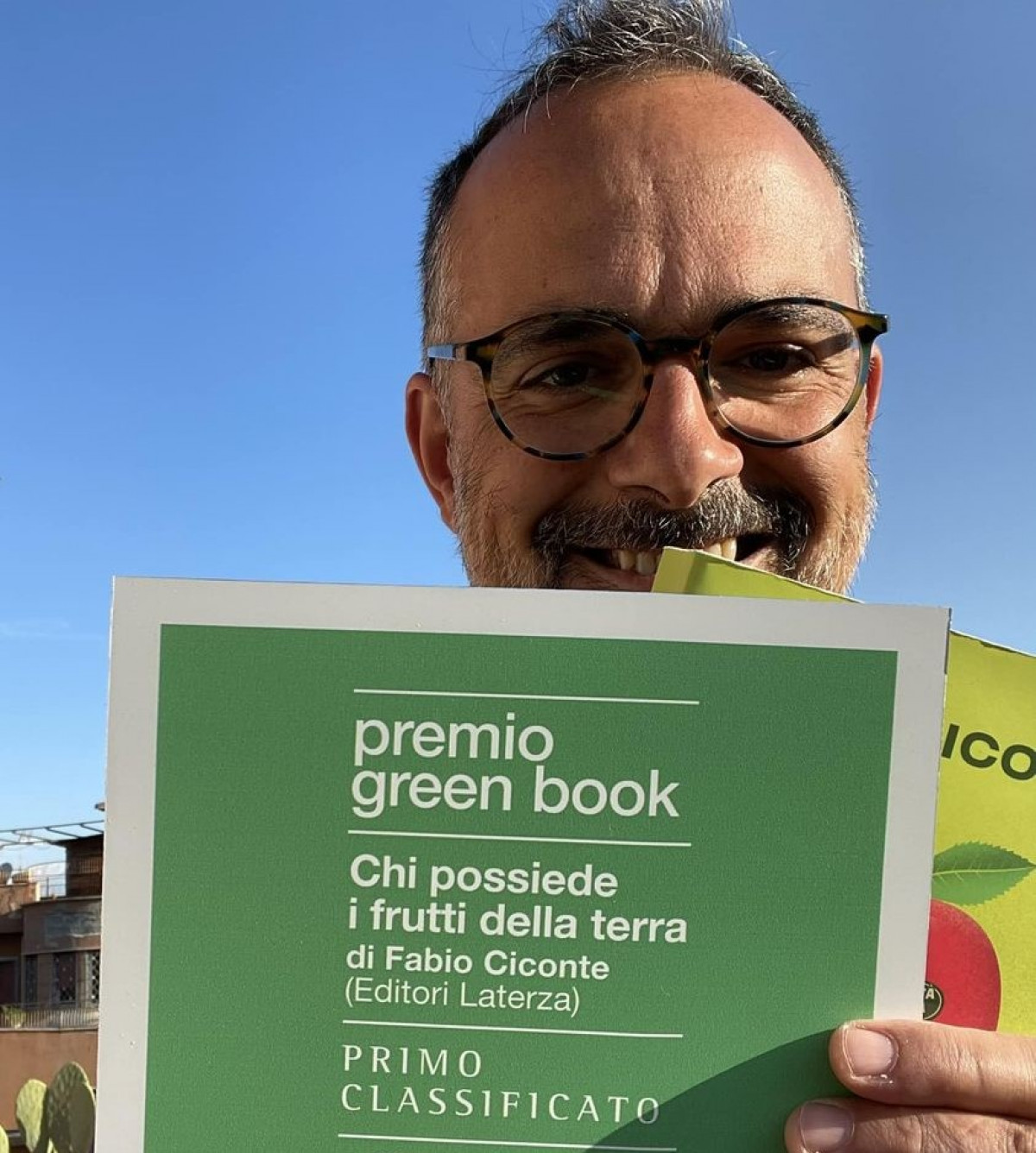 Fabio Ciconte con il premio Green Book
